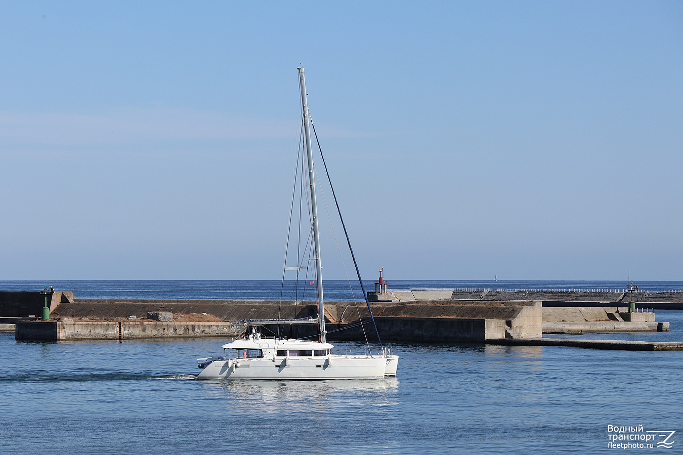 Неопознанная яхта - тип Lagoon. Unidentified ships