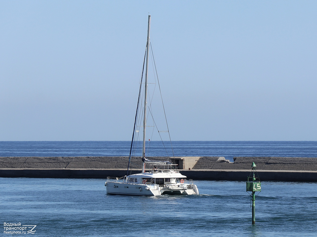 Неопознанная яхта - тип Lagoon. Unidentified ships