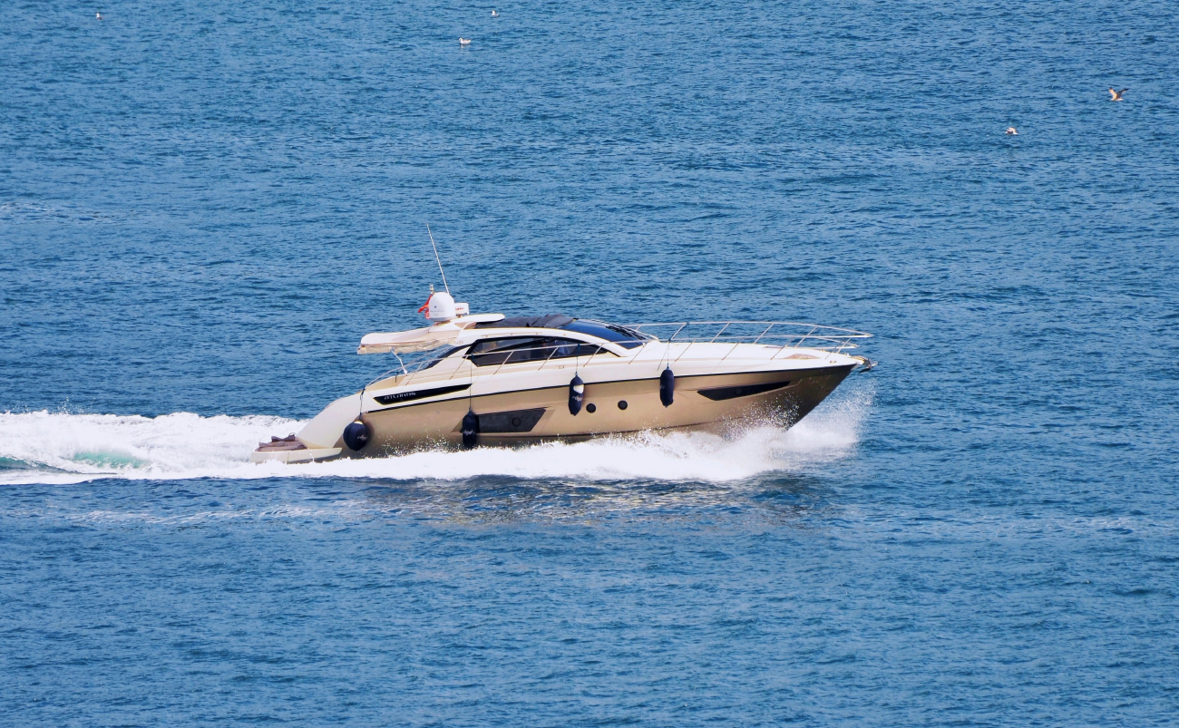 Неопознанное судно - класс Моторные яхты