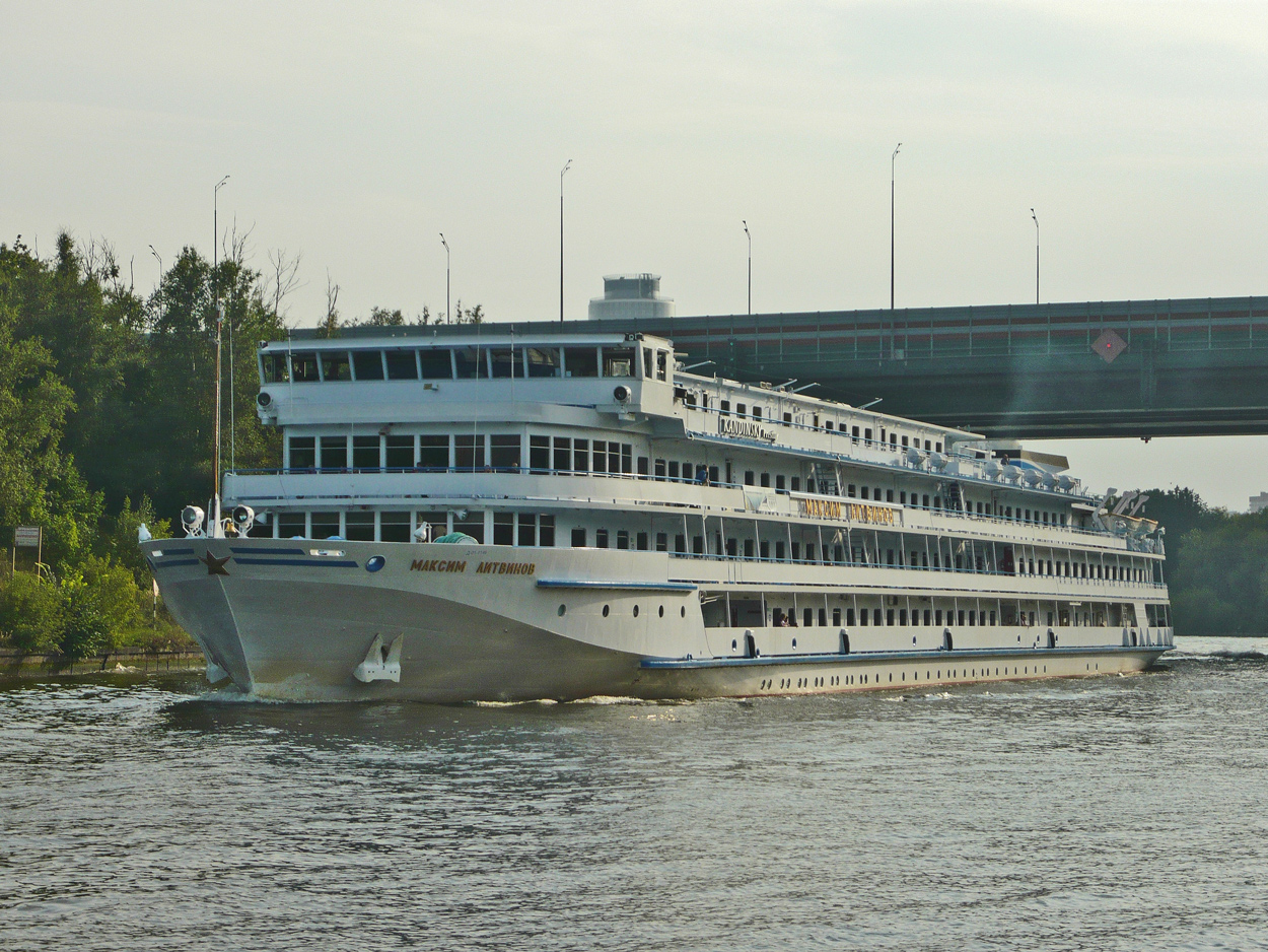 Максим Литвинов