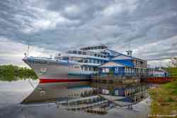 ДЖ-44 (Тип Дебаркадеры (35 метров), проект 879, 904 (35 метров), Москва); Василий Суриков (Тип Максим Горький, проект Q-040A, Москва)