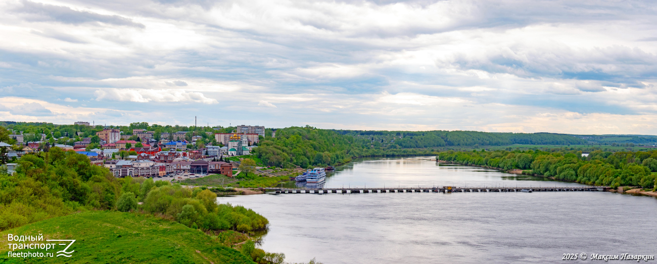 Наплавной автодорожный мост. Река Ока