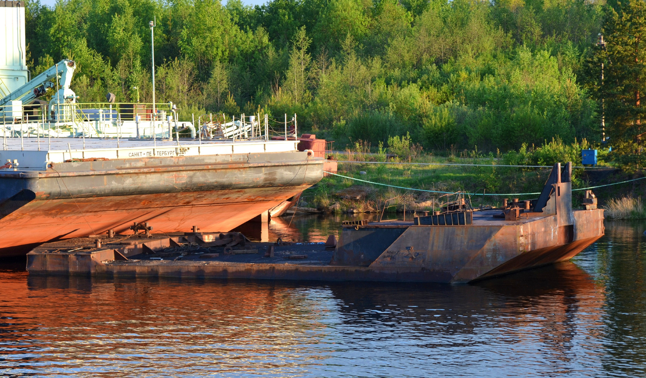 Неопознанное судно - ледокольная приставка