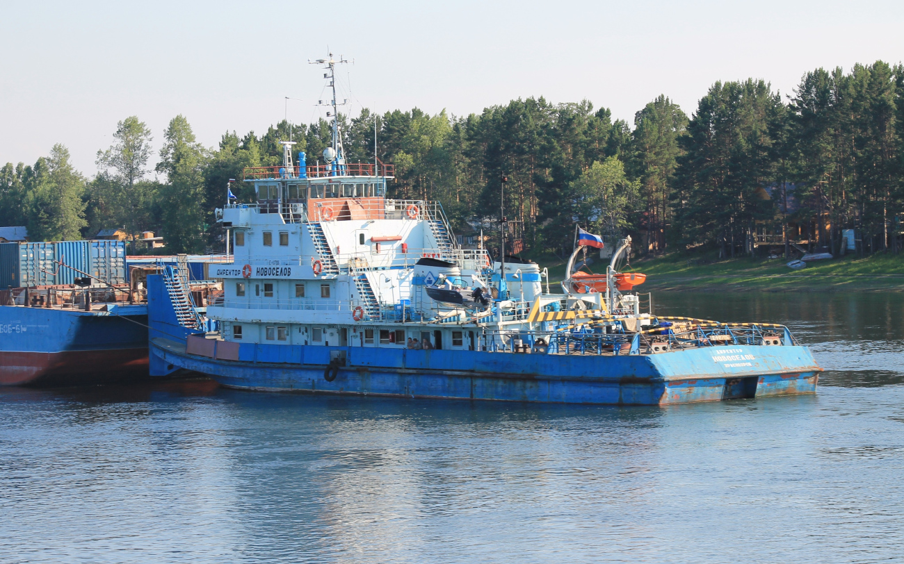 Директор Новосёлов