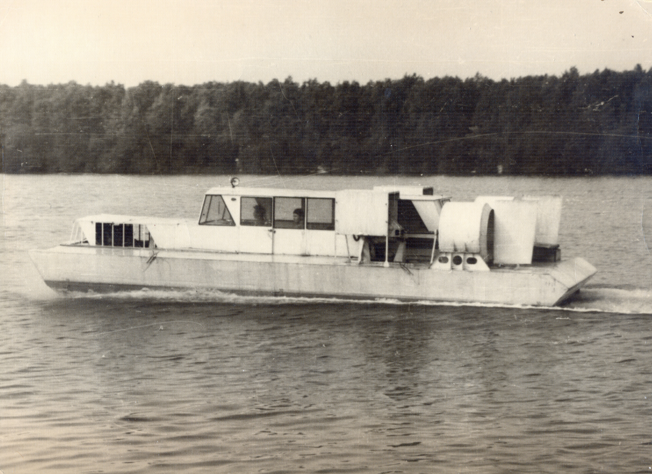 Экспериментальный катер на Воздушной подушке (ГИИВТ+Вымпел)