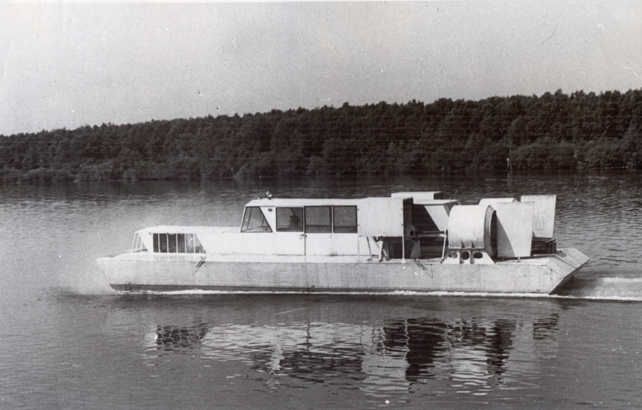 Экспериментальный катер на Воздушной подушке (ГИИВТ+Вымпел)