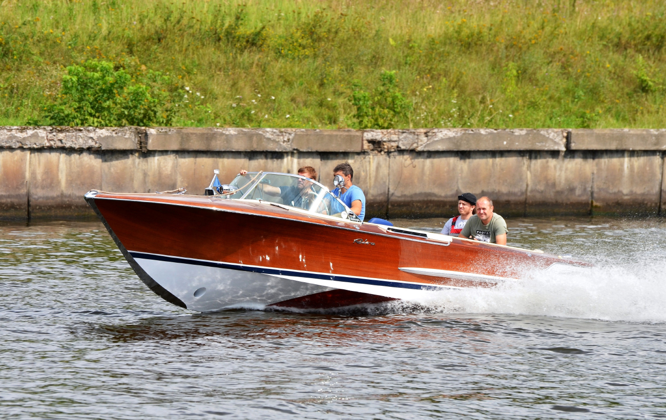 Неопознанное судно - класс Моторные яхты. Московский бассейн