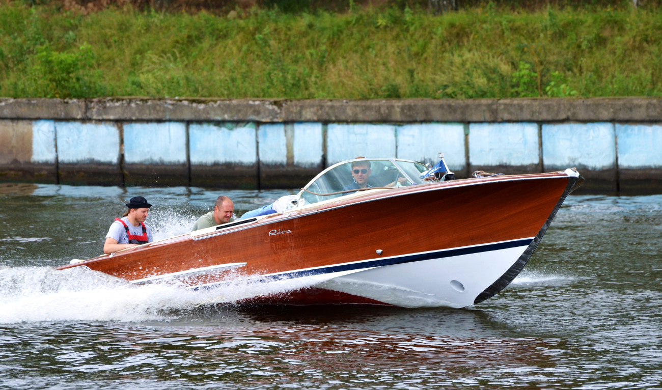 Неопознанное судно - класс Моторные яхты. Московский бассейн