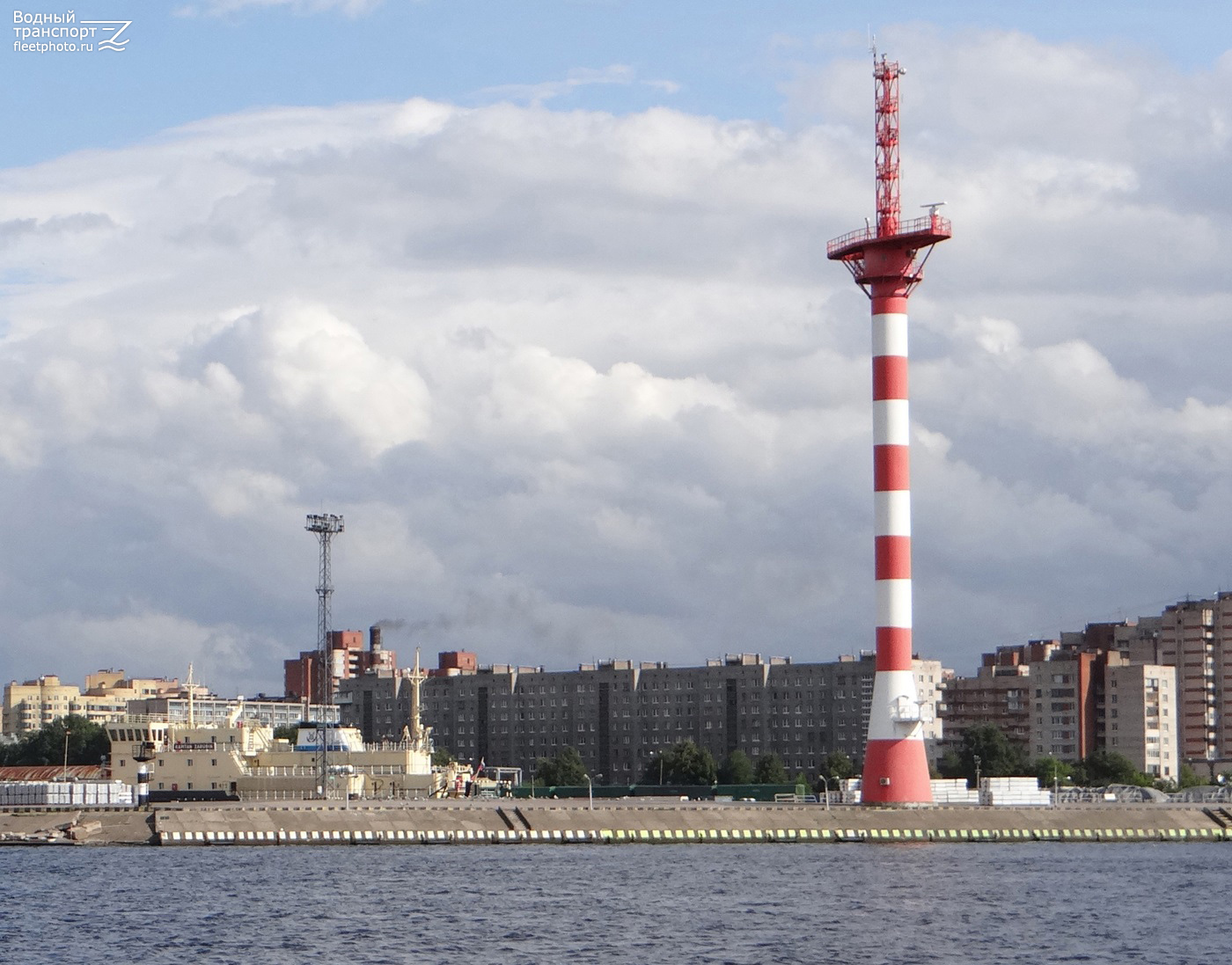 Морской канал, Маяки