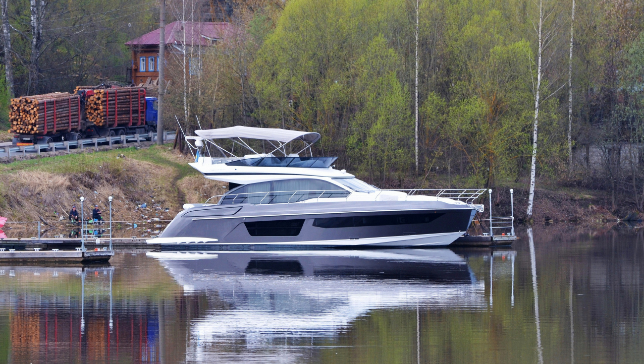 Неопознанное судно - тип Azimut. Волжский бассейн